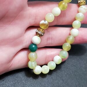 Green, yellow and white stone bead bracelet 7.25"